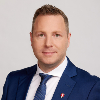 Portraitfoto von Michael Schnedlitz